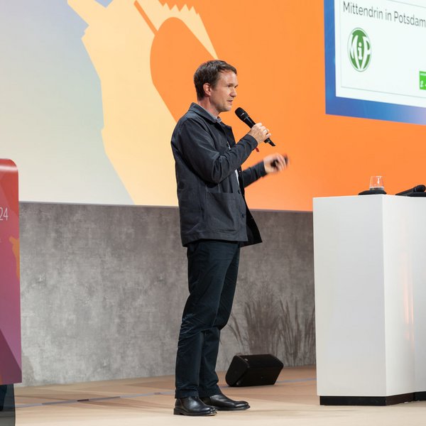 Stefan Göllner pitcht sein KI-Projekt auf der Bühne des Digital-Gipfels 2024.