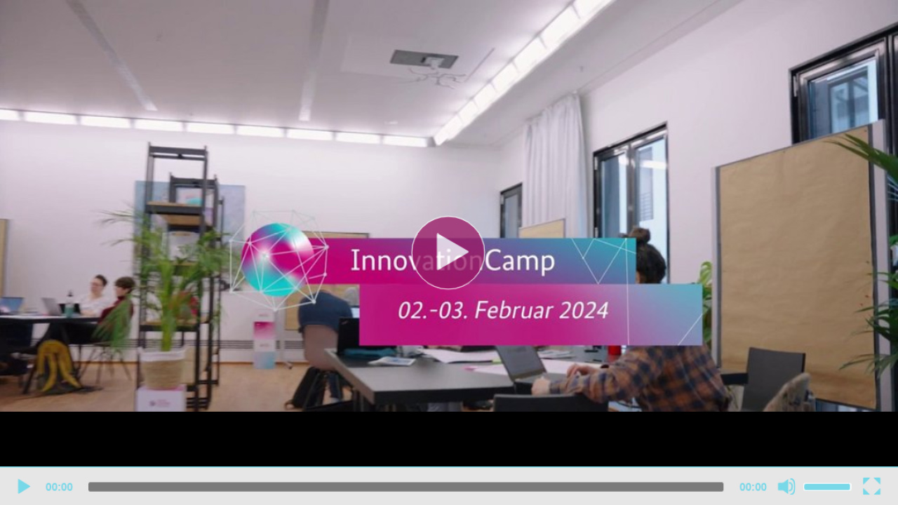 Gruppenarbeit beim InnovationCamp 2024. In der Mitte befindet sich eine Wiedergabetaste, die anzeigt, dass es sich um ein Video-Thumbnail handelt. 