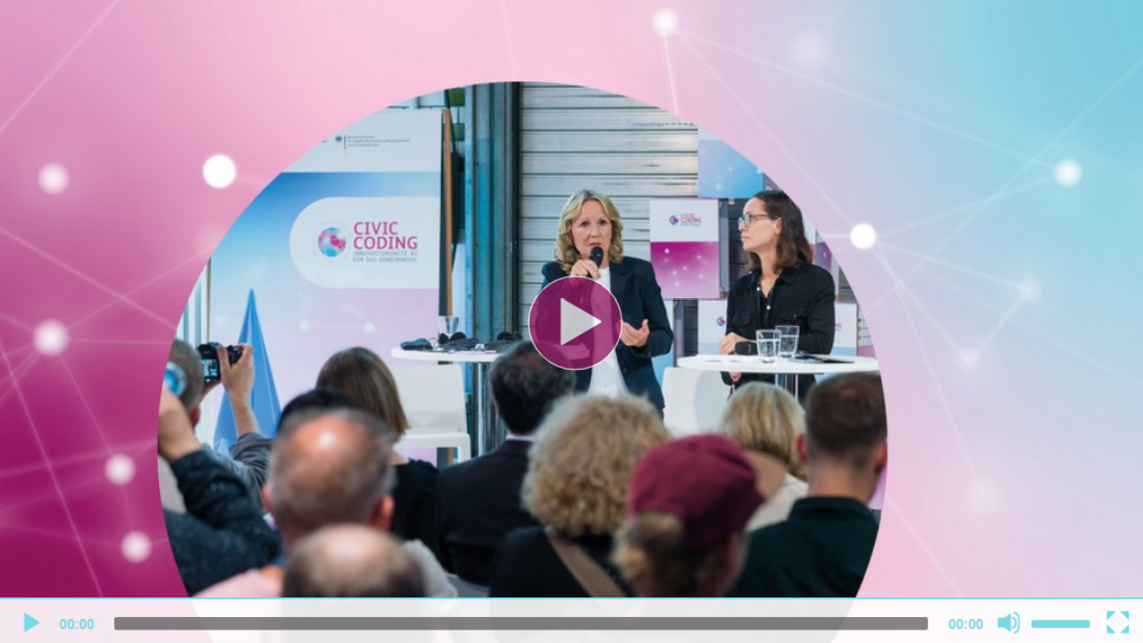 Bundesministerin Steffi Lemke (BMUV) und Henriette Litta (Open Knowledge Foundation) auf dem Panel zum Thema: „Wie kann KI dem Gemeinwohl dienen?“. In der Mitte befindet sich eine Wiedergabetaste, die anzeigt, dass es sich um ein Video-Thumbnail handelt.