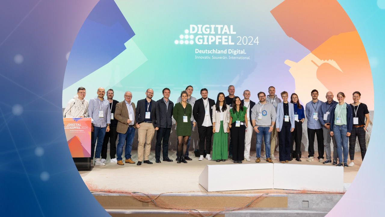 Gruppenfoto aller Projektteams auf der Bühne des Digital-Gipfels 2024. 