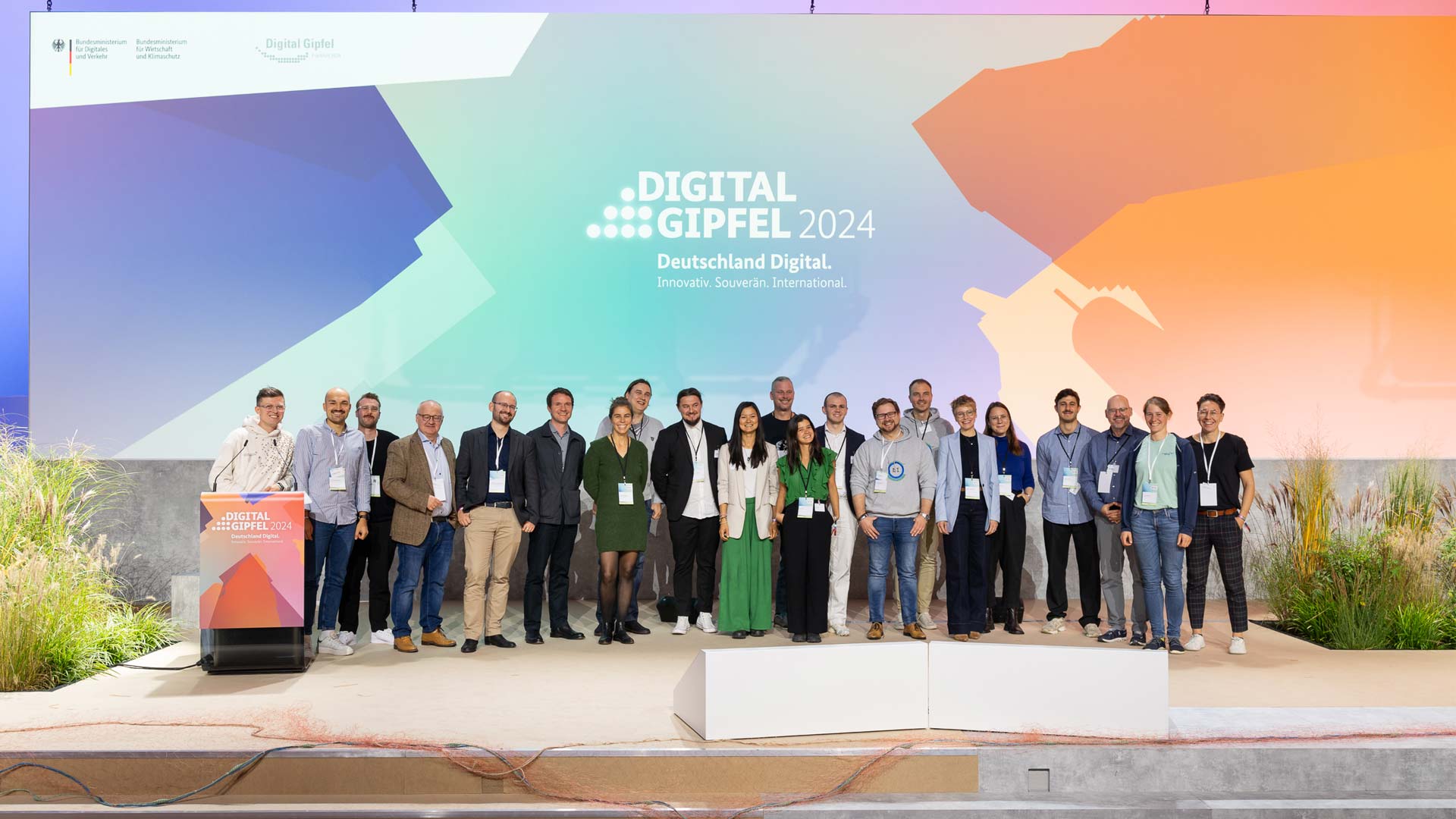 Gruppenfoto aller Projektteams auf der Bühne des Digital-Gipfels 2024.